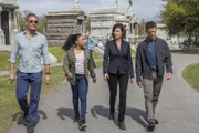 Ein neuer Fall hält Pride (Scott Bakula, l.), Percy (Shalita Grant, 2.v.l.), Brody (Zoe McLellan, 2.v.r.) und LaSalle (Lucas Black, r.) in Atem: Bei der Beerdigungsprozession des Navy-Leutnants James Boyd wurde ein Navy-Psychologe umgebracht, der mit der Familie von Boyd in Verbindung stand ...