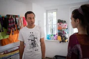 Pawel (Noel Okwanga) und Sibel (Josie Hermer) sind im Gefühlschaos.