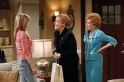 Lyndsey (Courtney Thorne-Smith, l.) ist schockiert, als sie erfährt, dass ihre Mutter Jean (Georgia Engel, M.) mit Alans Mutter Evelyn (Holland Taylor, r.) eine Beziehung führt ...