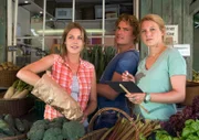 Der tüchtige Ludwig (Leo Reisinger) hilft Anna (Felicitas Woll) und deren Freundin Katrin (Eva-Maria Grein von Friedl) auf dem Markt.