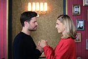Stella (Bettine Langehein) macht Paco (Milos Vukovic) einen spontanen Heiratsantrag.