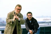 Leo Percht (Heinz Marecek, l.) und sein Kriminalassistent (Reinhold Tritscher, r.) wollen die Geldübergabe an den Erpresser allein durchziehen.