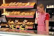 Jan & Henry als Wespen in der Bäckerei (mit Beate Bohr)