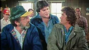 Tˆdliche Spiele: Jonathan (Michael Landon) und Mark (Victor French) wollen den Fall trotz Anfeindungen aufkl‰ren