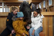 Andrea Schlager (r.) und Roswitha Zink mit kleinen Felix bei einem Pferd.