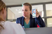Vicky (Katja Danowski) muss von der Sprechstundenhilfe beruhigt werden.