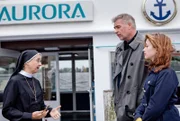 Nonne Renate (Anna Böttcher, l.) berichtet Nora (Loretta Stern, r.) und Jon (Frank Vockroth, M.) vom Wunder von Husum.