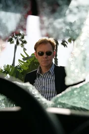 Ein Autounfall in den frühen Morgenstunden endet für die Fahrerin tödlich. Und im Kofferraum des Wagens finden die Ermittler eine weitere Leiche. Ein neuer Fall für Horatio (David Caruso) und sein Team.