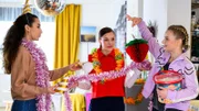 Mia, Ava und Sofia bereiten Mias Einweihungsparty in der WG vor.