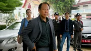 Bangkoks Polizeichef Glomgool (Vittaya Pansringarm, vorne) und sein Assistent Orapin Pridi (Nophand Boonya, 2. v. re.) fahnden nach Özakin. Seine Istanbuler Kollegin Derya (Melanie Winiger) möchte ihm vor Ort helfen.