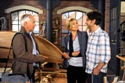 Clemens (Falk Willy Wild, r.) bewundert vor Thomas (Gerry Hungbauer, l.) Marens (Christine Döring, M.) souveränen Umgang mit ihrem Schulterleiden.