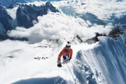 NZZ Format 82 Viertausender in 51 Tagen – Bergsteigen am Limit nur zu Fuss und mit dem Gleitschirm Christian Maurer am Mont Blanc de Courmayeur