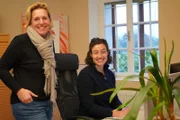 Geschäftsführerin des Zoo Salzburg, Sabine Grebner, mit der Kuratorin Lisa Sernow während ServusTVs "Beste Freunde" in Salzburg, Österreich.