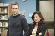 Enttäuscht darüber, abgewiesen zu werden,  zweifelt Jeff (Joel McHale, l.) zuerst an seiner Attraktivität, doch dann entdeckt er die wahren Gründe für Wu Meis (Michelle Krusiec, r.) Zuneigung für Pierce ...