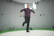 Maschinen ersetzen bisher vor allem körperliche Arbeit. Künstliche Intelligenz kann auch kognitive und kreative Aufgaben übernehmen. Gilt das auch für Moderatoren? Eric Mayer im Selbsttest.