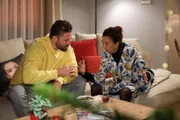 Nuray (Lilay Huser) heckt mit Bambi (Ben Heinrich) einen Verkupplungsplan aus.