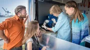 Spuren sichern an der Fischbude Sven, Kira, Levin und Nele.