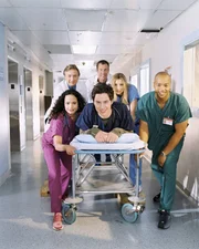 V.h.l.: Dr. Bob Kelso (Ken Jenkins), Dr. Perry Cox (John C. McGinley) und Elliot Reid (Sarah Chalke); V.v.l.: Carla Espinosa (Judy Reyes), J. D. (Zach Braff) und Turk (Donald Faison).