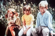 Pippi (Inger Nilsson, l.), Annika (Maria Persson, M.) und Tommy (Pär Sundberg, r.) überlegen sich den Text für die Flaschenpost, die ihnen nach dem Verschwinden des Kahns Hilfe bringen soll.