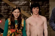 Um das Haus für Axl (Charlie McDermott, r.), Sue (Eden Sher, l.) und ihre Freunde ansprechender zu machen, kauft ihr Vater einen Billardtisch ...
