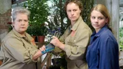 Mel (Sigrid M. Schnückel, 2.v.re.) versucht Uschi (Barbara Freier, li.) daran zu hindern, ihre Cannabispflanzen aus der Gärtnerei zu entfernen. (re. Louisa Herfert als Natalie Sürth)