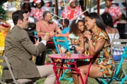 Neville (Ralf Little) und Florence (Joséphine Jobert) genießen die kommende Weihnachtszeit auf ihre eigene Art. Im Sonnenschein der Karibik hat Neville Florence jedoch ein Geständnis zu machen.