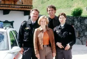 "Soko Kitzbühel", "Ein Bombenschlag." Ein anonymer Anruf bei der Gendarmerie Kitzbühel kündigt eine mysteriöse Geldübergabe auf dem Gelände des fashionablen Golfklubs an. Kurz darauf explodiert ein Auto in der Nähe des "Tatorts". Der Besitzer des Wagens, der Bankbeamte Benno Stubenrauch, ist und bleibt verschwunden. Andreas und Karin sehen sich mit einem mysteriösen Fall konfrontiert, in den nicht nur zwei Bankbeamte, sondern auch der aus Deutschland übersiedelte und in Wirtschaftsdelikte verwickelte reiche Golfklub-Besitzer Trausbach involviert erscheinen. Im Bild (v.li.): Ferry Öllinger (Kroisleitner), Kristina Sprenger (Karin Kofler), Hans Sigl (Andreas Blitz), Marion Rottenhofer (Petra).