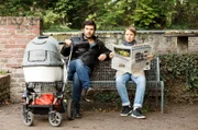 Vicky Adam und Manuel Beck halten Ausschau nach dem Kurier.