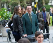 (v.l.n.r.) Root (Amy Acker); Harold Finch (Michael Emerson)