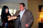 Kommissar Benno Berghammer (Ottfried Fischer, r.) und eine Domina (Marion Mathoi, l.)