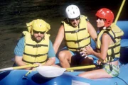 "Hör mal, wer da hämmert", "Der Raftingtrip." Jill schenkt Tim zum Geburtstag einen Wildwasser-Rafting-Trip. Tim ist äußerst unglücklich darüber, da er seinen Festtag eigentlich ganz gemütlich verbringen wollte. Um Jill nicht zu enttäuschen, macht er gute Miene zum bösen Spiel. Kaum ist er an Bord gestiegen, reiht sich eine Katastrophe an die andere. Im Bild (v.li.): Richard Karn (Al), Tim Allen (Tim), Debbe Dunning (Heidi).
