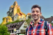 Die Fränkische Schweiz ist eine der beliebtesten bayerischen Urlaubsregionen. Moderator Ramon Babazadeh geht auf seiner Entdeckungsreise einem spannenden Mix aus Outdoor-Abenteuer und Genuss auf den Grund.
