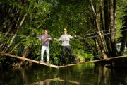 Checker Julian (links) baut mit Zimmerer Lukas selbst eine Hängebrücke über den Bach.