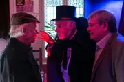 Günter (Wolfgang Winkler, r.) und Edwin (Tilo Prückner, l.) verhören den "Großen Maldini" (Dietrich Hollinderbäumer.r, M.).