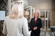 Mona (Jana Hora-Goosmann, r.) ist überrascht, als ihr Amelie (Lara-Isabelle Rentinck, l.) doch noch die Stelle als Assistentin anbietet.