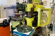 Eine der beiden Pressmaschinen für Schallplatten der Firma Duophonic.