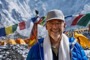Der ehemalige Expeditionsleiter Kari Kobler vor dem Mount Everest.