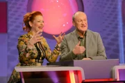 Entertainerin Enie van de Meiklokjes und Telefonschreck Bodo Bach sind ein eingespieltes Rateteam. Mit Witz, Logik und etwas Glück wollen sie auch heute wieder „Meister des Alltags“ werden – beim gleichnamigen Wissensquiz.