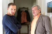 Günter (Wolfgang Winkler, r.) fragt Benny Müller (Kai Malina, l.), ob er glaubt, dass Gabriel sich umgebracht hat, weil ihn seine Freundin verlassen hat?