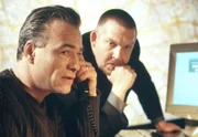 Sie kennen den Mörder, wissen wie er aussieht und trotzdem können sie ihn nicht festnehmen: Hauptkommissare Max Ballauf (Klaus J. Behrendt,l) und Freddy Schenk (Dietmar Bär) jagen ein Phantom.