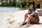 Wahre Männerfreundschaft: Ben (Philipp Danne, r.) freut sich über seinen Freund, Kollegen und Trauzeugen Elias (Stefan Ruppe, l.)