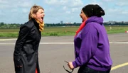 Sabine (l) und Aisha schreien ihre Wurt heraus.