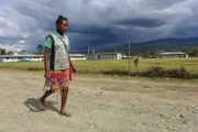 Die letzten Meter. Die 12-jährige Ruth hat es fast zur Schule geschafft.
