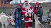 Checkerin Marina mit dem Weihnachtsmann und seinen Rentieren. Naja, also eigentlich gehören diese hier Sonja. Sie betreibt eine Rentieralm.