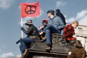 Ist Pazifismus die Antwort auf eine Gegenwart, in der Kriege und Konflikte an der Tagesordnung sind, oder handelt es sich dabei um eine unzeitgemäße Utopie, die keine Verantwortung übernimmt?