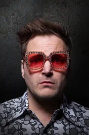 Es reicht! Probleme überall. Es wird Zeit für Comedy rettet die Welt! Ein bisschen. Tipp von Paul Panzer (Bild): Mit rosaroter Brille sieht alles schon viel besser aus.