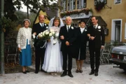 Von links: Gina (Ima Agustoni), Herr Heuberger (Toni Berger), Julia (Bettina Redlich), Roderich (Pierre Franckh), Anni Heuberger (Maria Singer) und Valetti (Henry van Lyck).