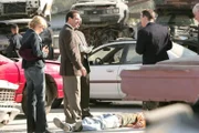 Lt. Randall Disher (Jason Gray-Stanford) und sein Kollege (Asante Jones) haben Monk (Tony Shalhoub) und Natalie Teeger (Traylor Howard) zu einem Mordfall auf einem Schrottplatz hinzugezogen.