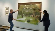 Tim Ernst vergleicht die Reproduktion, die ihm als Vorlage dient mit dem Originalwerk „die Rasenbleiche“ von Max Liebermann.