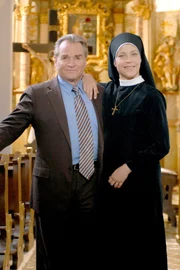 Staffel 9: Aus Angst vor den Vorhersagen der Wahrsagerin versteckt sich Wöller (Fritz Wepper) in der Kapelle. Schwester Hanna (Janina Hartwig) beruhigt ihn.